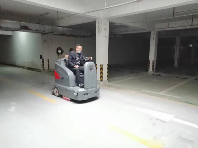 福州小区物业保洁不用人力改用驾驶式洗地机了